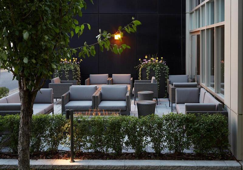 هتل Courtyard By Marriott Montreal Airport