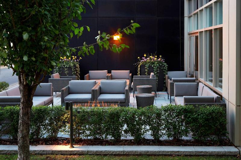 هتل Courtyard By Marriott Montreal Airport