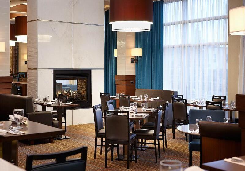 هتل Courtyard By Marriott Montreal Airport