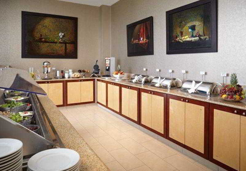 هتل Courtyard By Marriott Montreal Airport