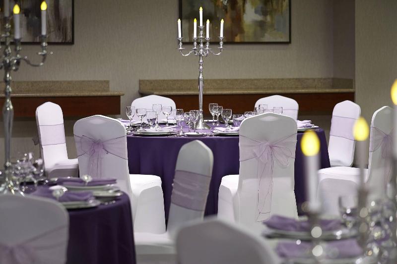 هتل Courtyard By Marriott Montreal Airport