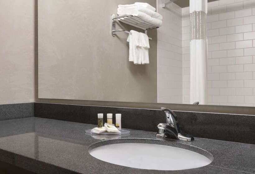 هتل Days Inn By Wyndham Medicine Hat