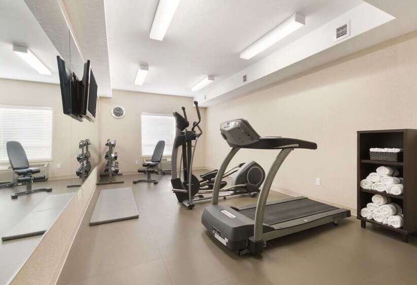 هتل Days Inn By Wyndham Medicine Hat
