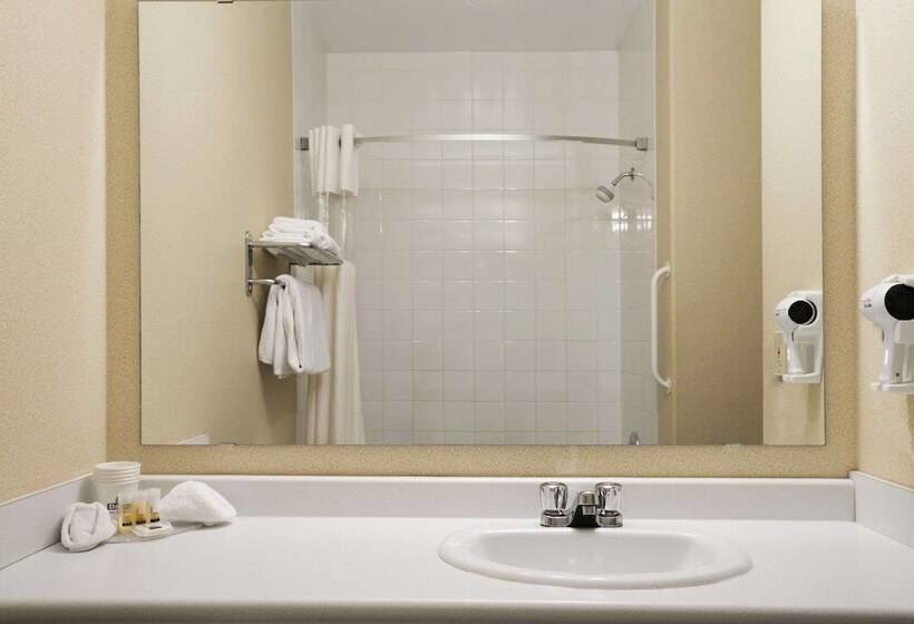 هتل Days Inn By Wyndham Moose Jaw