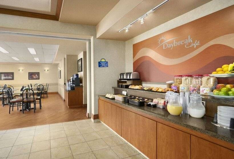 בית מלון כפרי Days Inn By Wyndham Red Deer