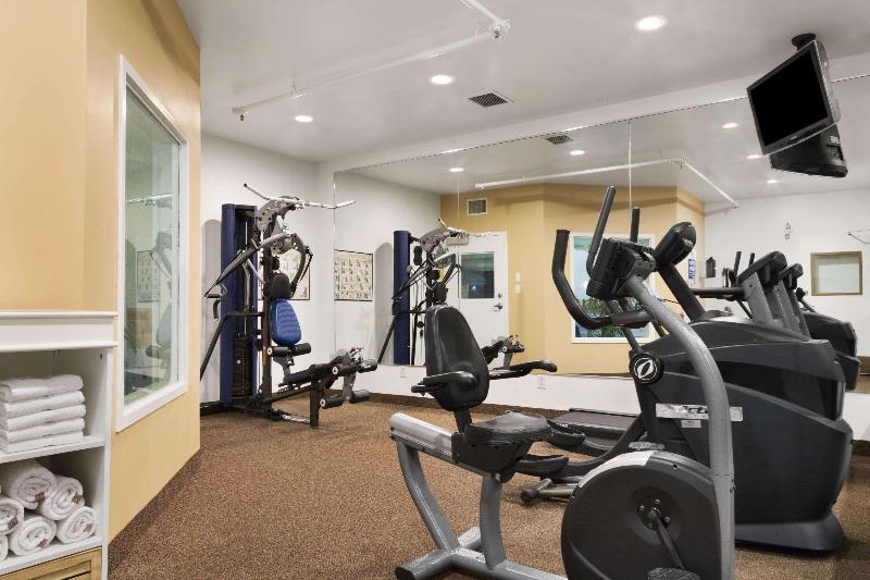هتل Days Inn By Wyndham Saskatoon