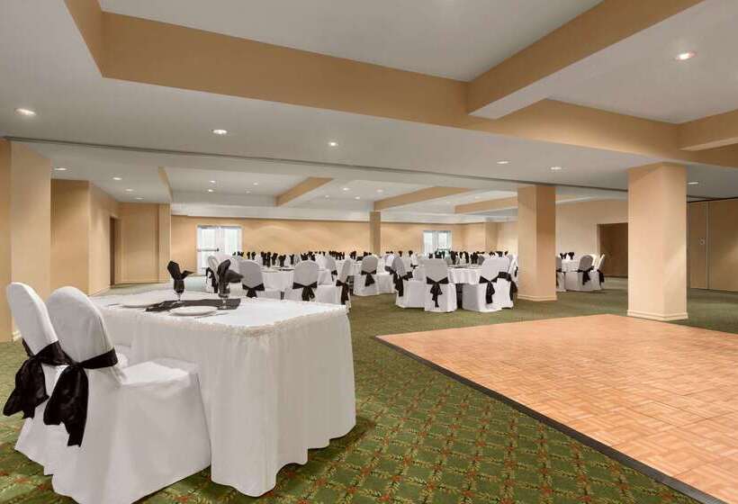 هتل Days Inn & Conference Centre By Wyndham Oromocto