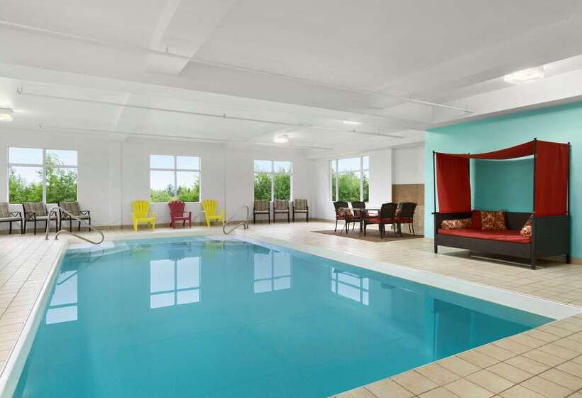 هتل Days Inn By Wyndham Oromocto Conference Centre