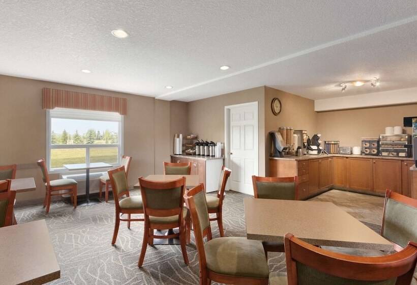 Отель Days Inn & Suites By Wyndham Cochrane