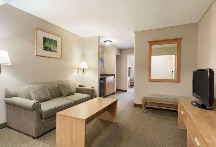 هتل Days Inn & Suites By Wyndham Thunder Bay