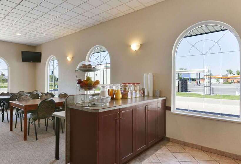 Отель Days Inn & Suites By Wyndham Winkler