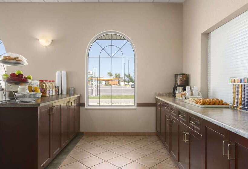 فندق Days Inn & Suites By Wyndham Winkler