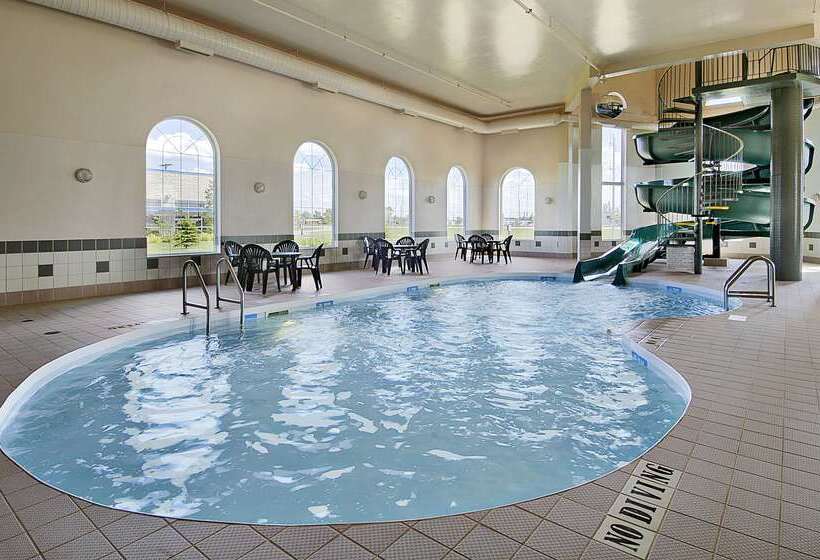 فندق Days Inn & Suites By Wyndham Winkler