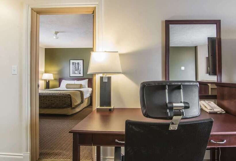 בית מלון כפרי Econo Lodge Inn & Suites High Level