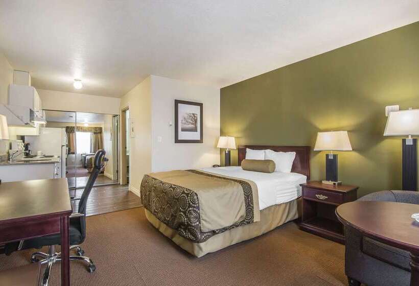 בית מלון כפרי Econo Lodge Inn & Suites High Level