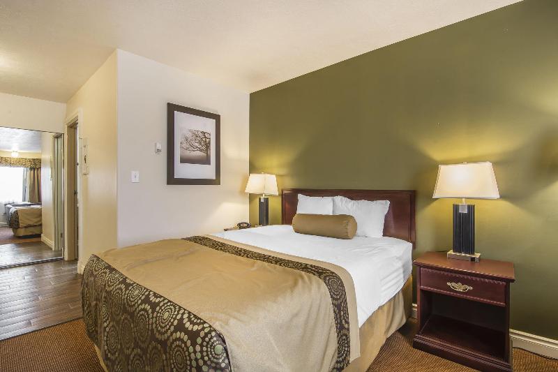 בית מלון כפרי Econo Lodge Inn & Suites High Level