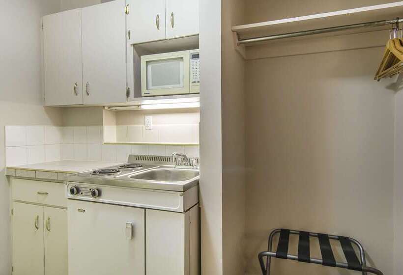 בית מלון כפרי Econo Lodge Inn & Suites