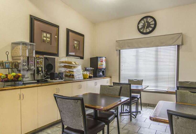 בית מלון כפרי Econo Lodge Inn & Suites