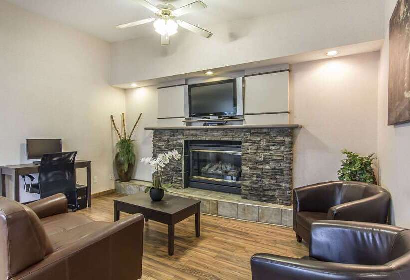 בית מלון כפרי Econo Lodge Inn & Suites