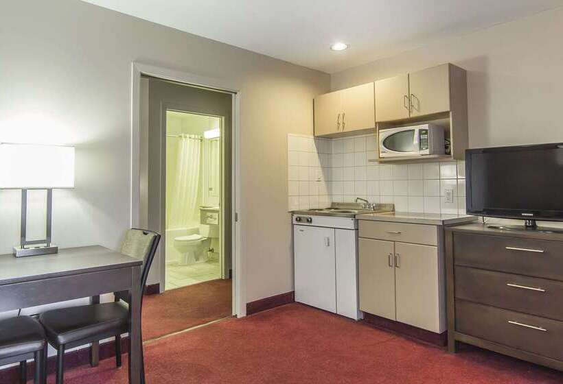 בית מלון כפרי Econo Lodge Inn & Suites