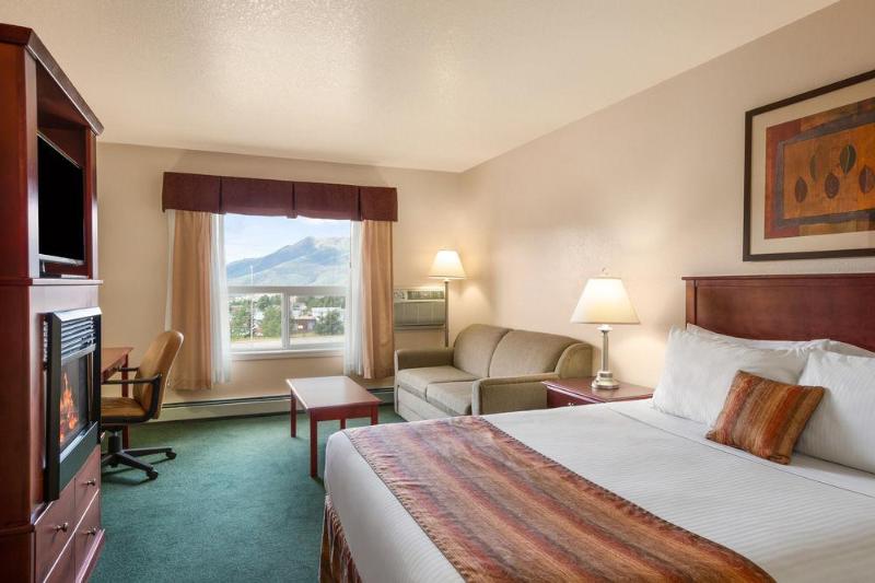 Отель Grande Cache Inn & Suites