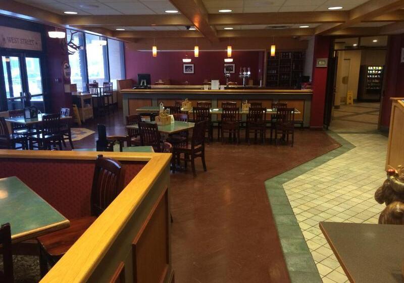 فندق Greenwood Inn & Suites