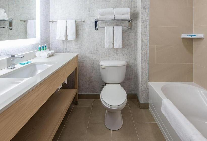 هتل Holiday Inn Express & Suites Halifax   Bedford, An Ihg
