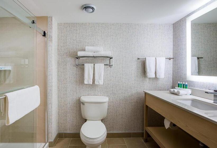 هتل Holiday Inn Express & Suites Halifax   Bedford, An Ihg
