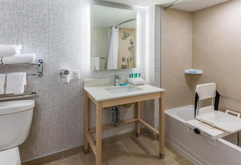 هتل Holiday Inn Express & Suites Halifax   Bedford, An Ihg