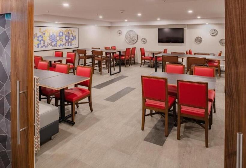 هتل Holiday Inn Express & Suites Halifax   Bedford, An Ihg