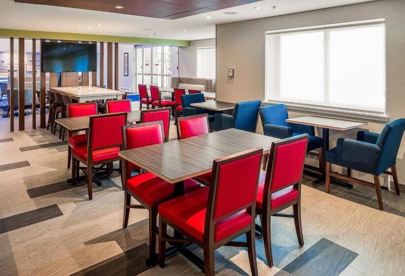 هتل Holiday Inn Express & Suites Halifax   Bedford, An Ihg