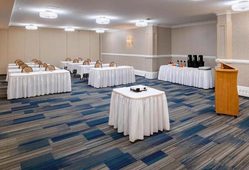 هتل Holiday Inn Express & Suites Halifax   Bedford, An Ihg