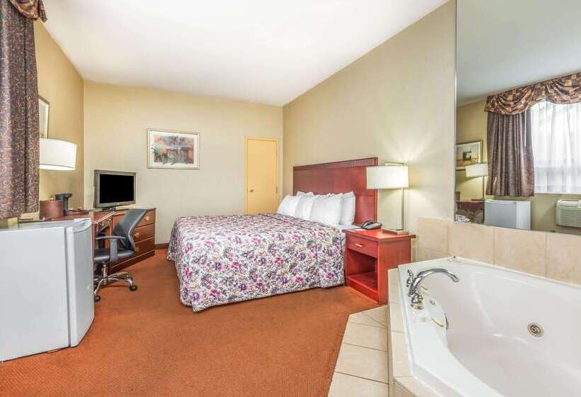 Отель Howard Johnson By Wyndham Toronto Downtown West