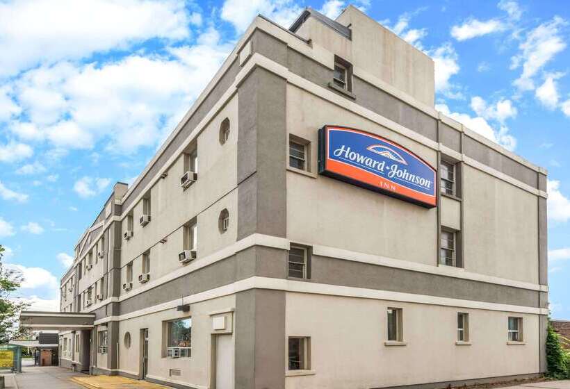 Отель Howard Johnson By Wyndham Toronto Downtown West