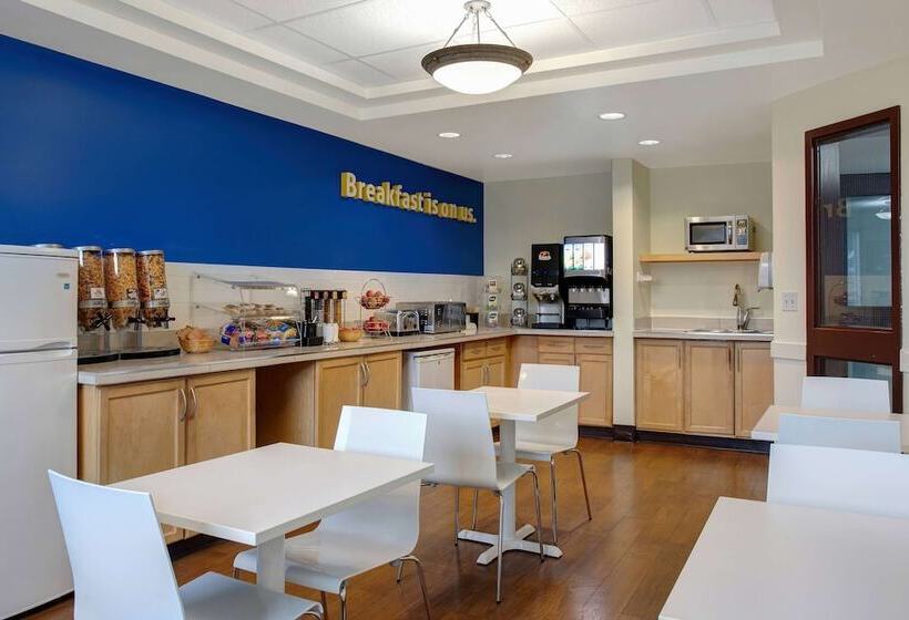 هتل Days Inn By Wyndham Whitecourt