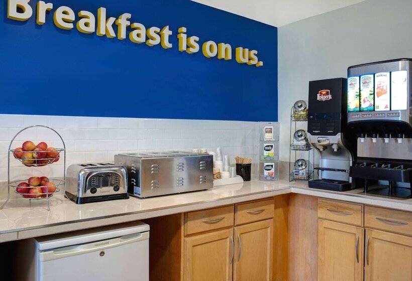 هتل Days Inn By Wyndham Whitecourt