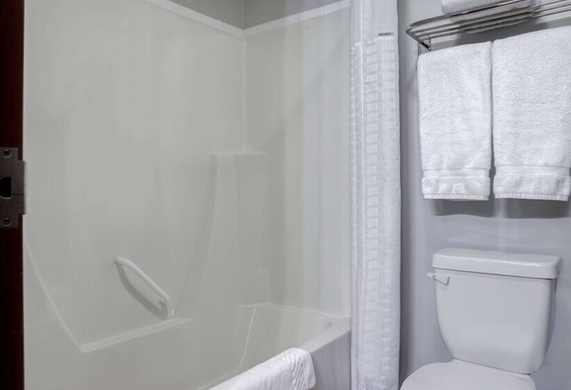 هتل Days Inn By Wyndham Whitecourt