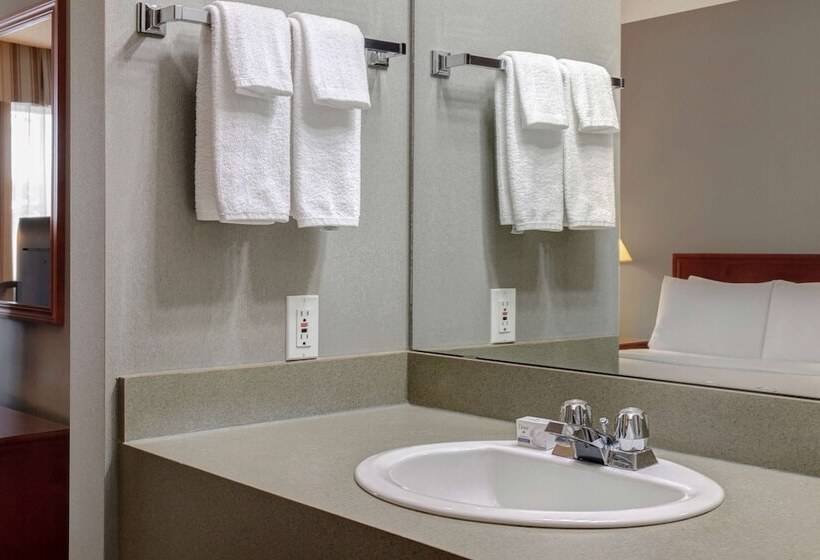 هتل Days Inn By Wyndham Whitecourt