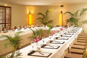 هتل Radisson Blu Dhaka Water Garden