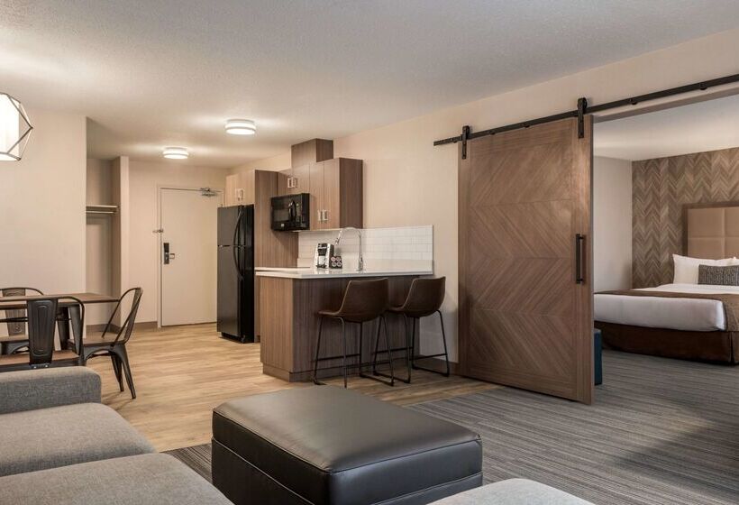 Hotel Ramada By Wyndham Airdrie  And Suites