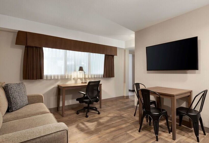 Hotel Ramada By Wyndham Airdrie  And Suites