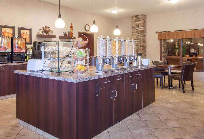 בית מלון כפרי Ramada By Wyndham Camrose