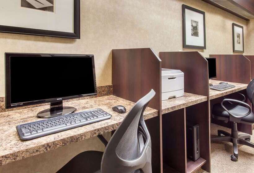 בית מלון כפרי Ramada By Wyndham Camrose
