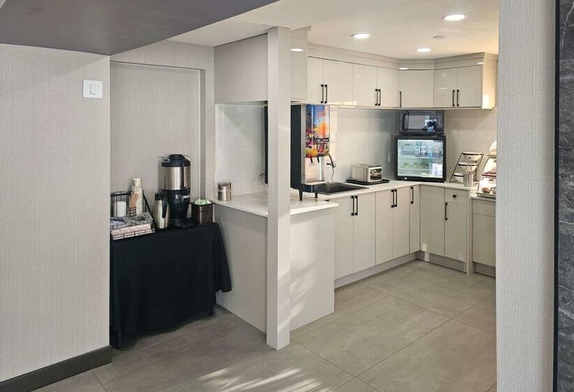 هتل Rodeway Inn & Suites