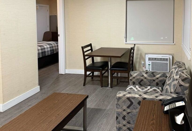هتل Rodeway Inn & Suites