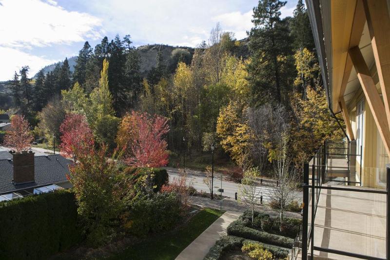 Отель Summerland Waterfront Resort & Spa