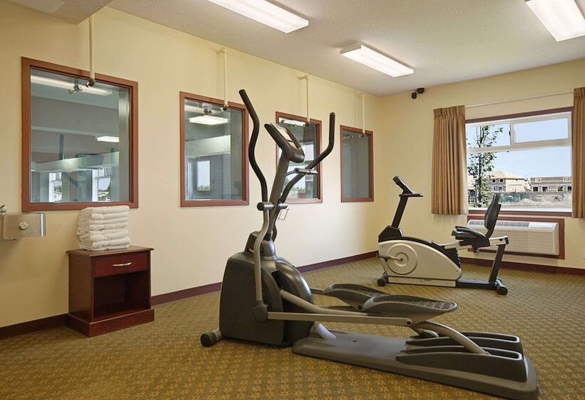 فندق Super 8 By Wyndham Fort Saskatchewan