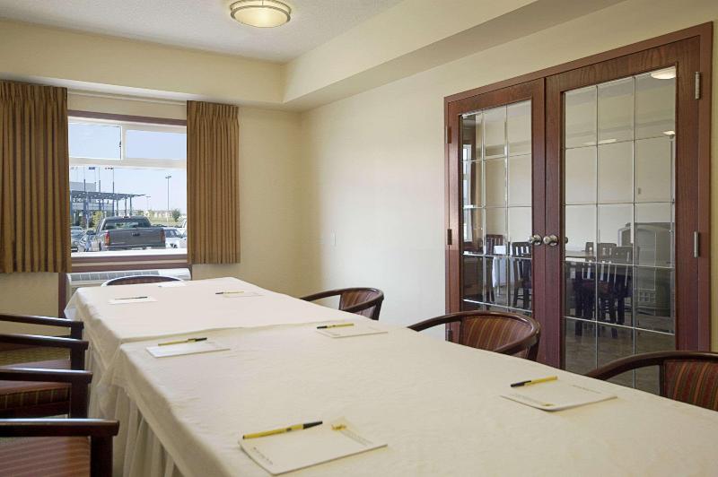 בית מלון כפרי Super 8 By Wyndham Fort Saskatchewan