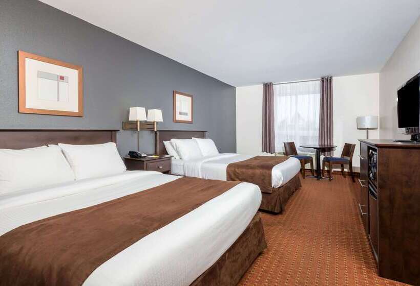 هتل Super 8 By Wyndham Quebec City