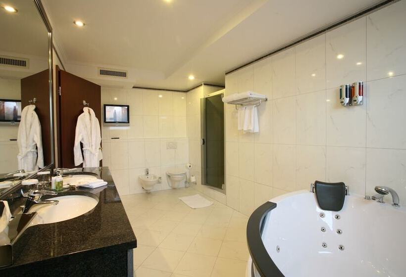 Fotos del hotel Ramada Hotel & Suites By Wyndham Bucharest North:  39